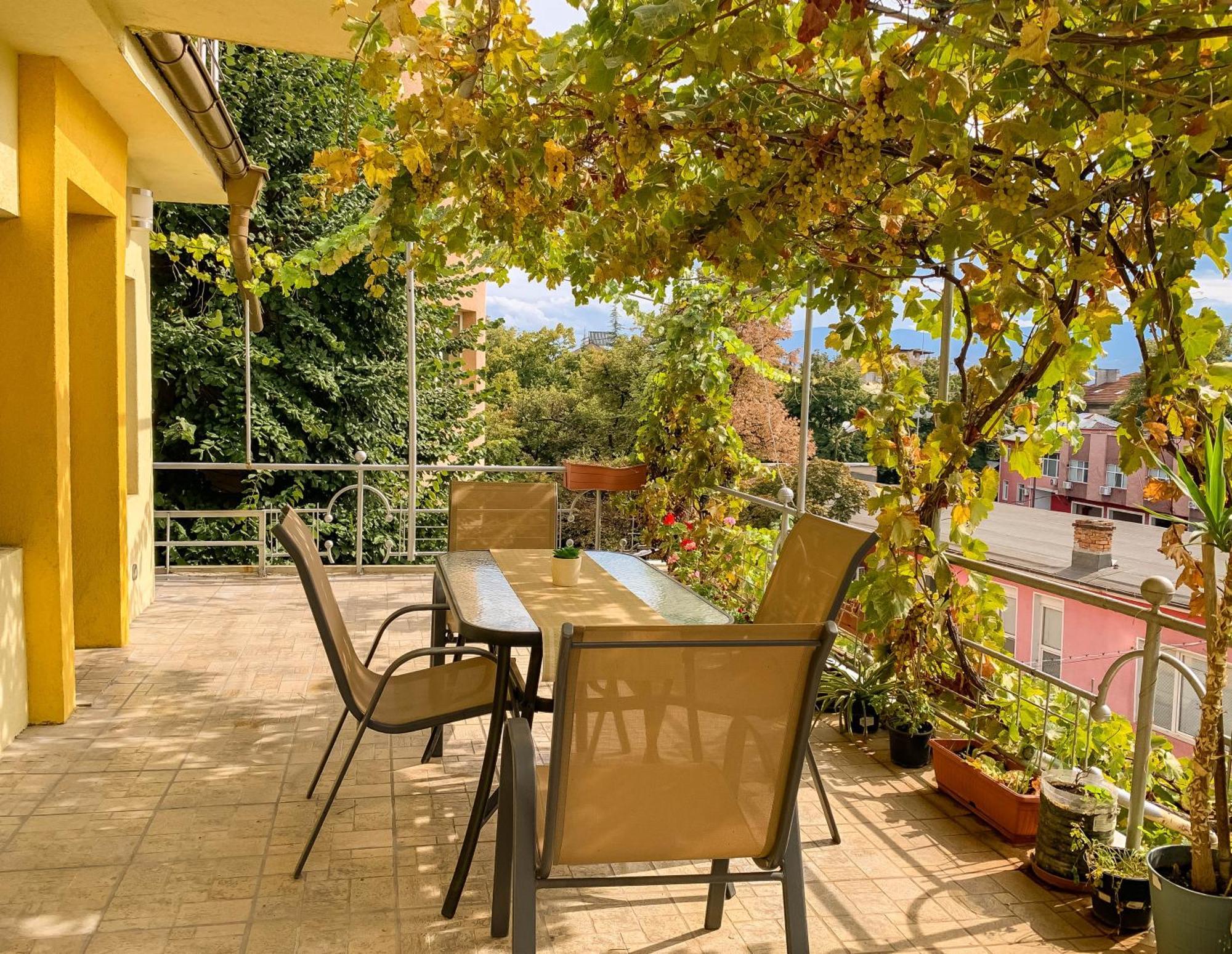2-Bedroom Flat - Sunny Balcony بلوفديف المظهر الخارجي الصورة
