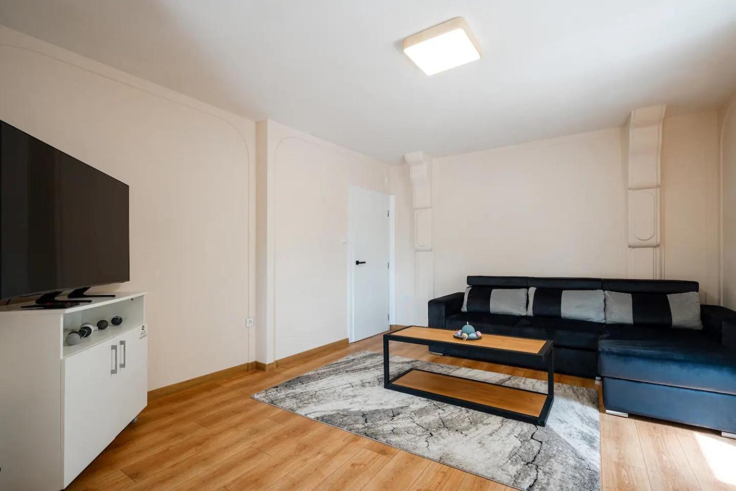 2-Bedroom Flat - Sunny Balcony بلوفديف المظهر الخارجي الصورة